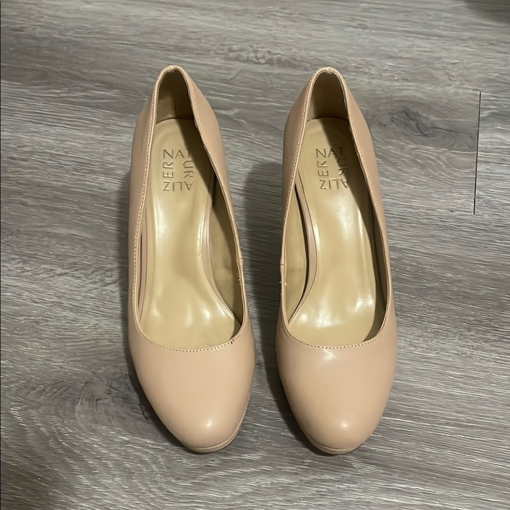 NATURALIZER NUDE BLOCK HEELS